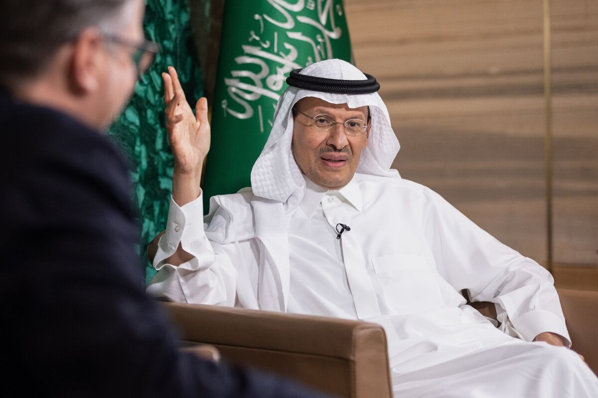 Hoàng tử Ả Rập Saudi cho biết việc cắt giảm sản lượng dầu của OPEC+ có thể tiếp tục qua tháng 3 Hoàng tử Ả Rập Saudi cho biết việc cắt giảm sản lượng dầu của OPEC+ có thể tiếp tục qua tháng 3