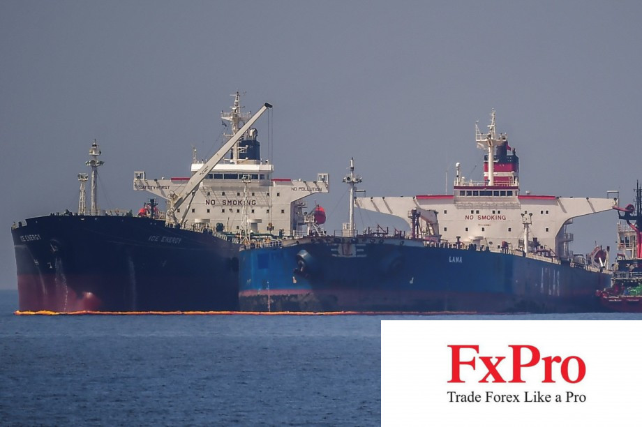 Dầu thô Nga chất đống gần bờ biển Trung Quốc sau lệnh trừng phạt của Mỹ Dầu thô Nga chất đống gần bờ biển Trung Quốc sau lệnh trừng phạt của Mỹ
